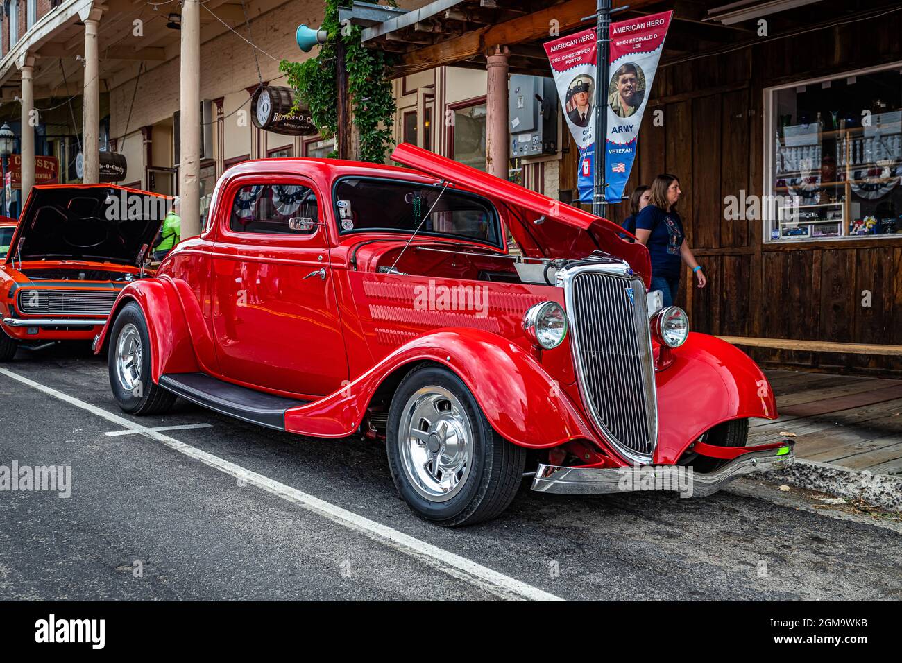 Virginia City, NV - 30 luglio 2021: 1934 Ford Model 40B Deluxe 3 Window Coupé ad una mostra di auto locale. Foto Stock