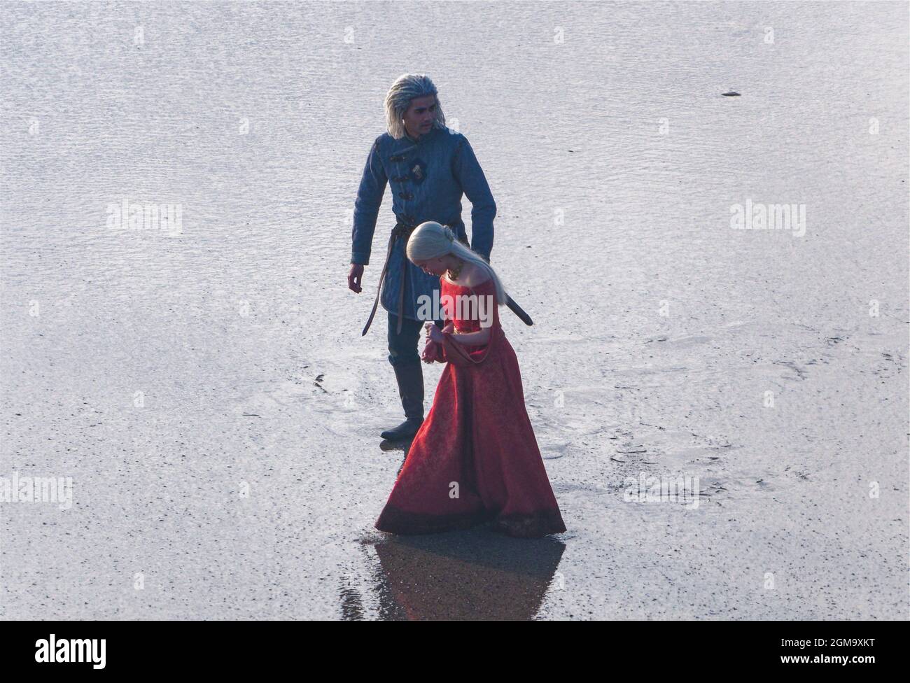 Cast e troupe su location film set a Holywell Bay Cornwall, set of House of Dragon Exclusive Foto Stock