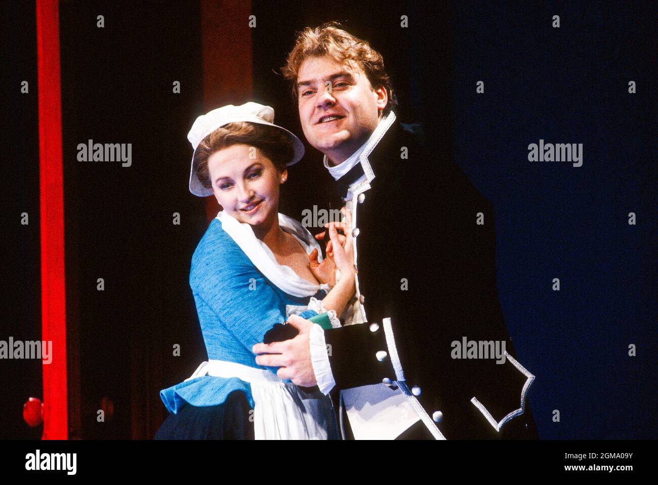 Cathryn Pope (Susanna), Bryn Terfel (Figaro) NEL MATRIMONIO DI FIGARO al English National Opera (ENO), London Coliseum, London WC2 30/10/1991 musica: Wolfgang Amadeus Mozart libretto: Lorenzo da Ponte Direttore: Paul Daniel design: Richard Hudson illuminazione: Nick Chelton coreografo: Ron Howell regista: Graham Vick Foto Stock