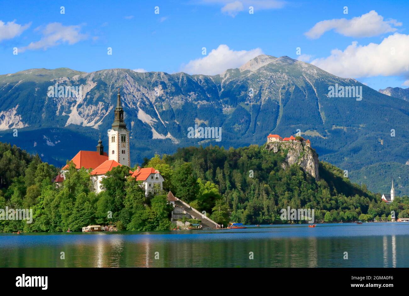 Isola di Bled con la chiesa e il Castello di Bled, Alpi Giulie, Slovenia Foto Stock