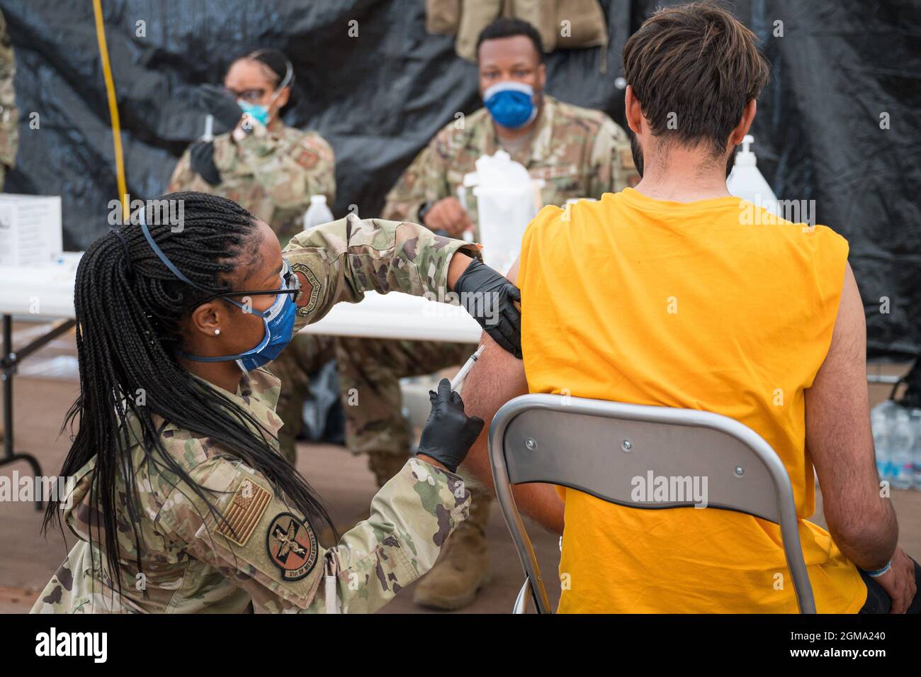 Ramstein, Germania. 17 settembre 2021. Il personale medico militare statunitense vaccina un afghano. Dopo la scoperta di singole infezioni da morbillo, migliaia di sfollati provenienti dall'Afghanistan sono ora vaccinati. Credit: Oliver Dietze/dpa/Alamy Live News Foto Stock