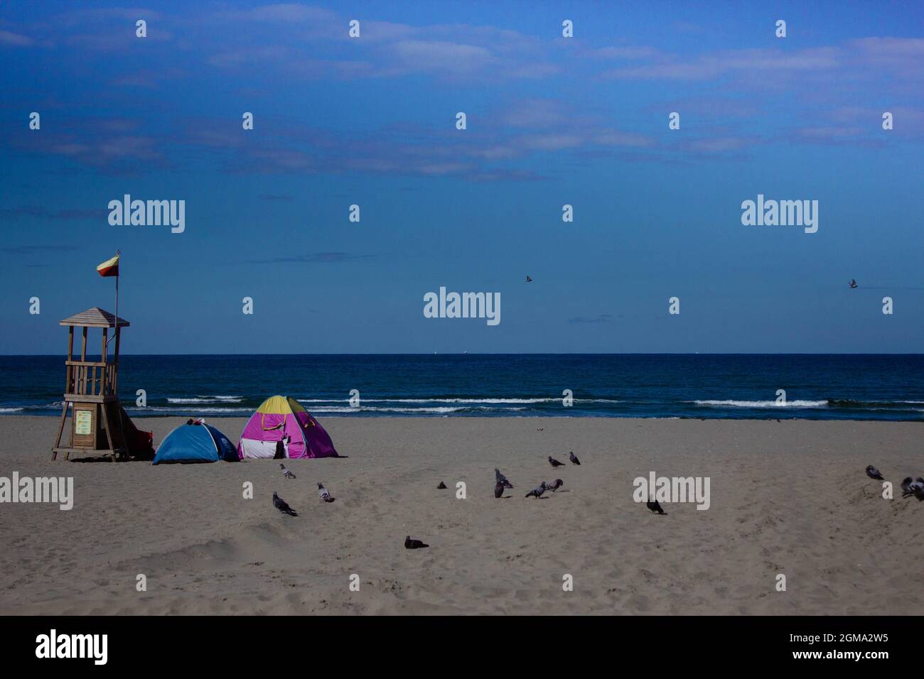 attività, sfondo, baia, spiaggia, bello, bellezza nella natura, panca, blu, costa, costa, temperatura fredda, immagine a colori, vacanza, orizzonte su wat Foto Stock