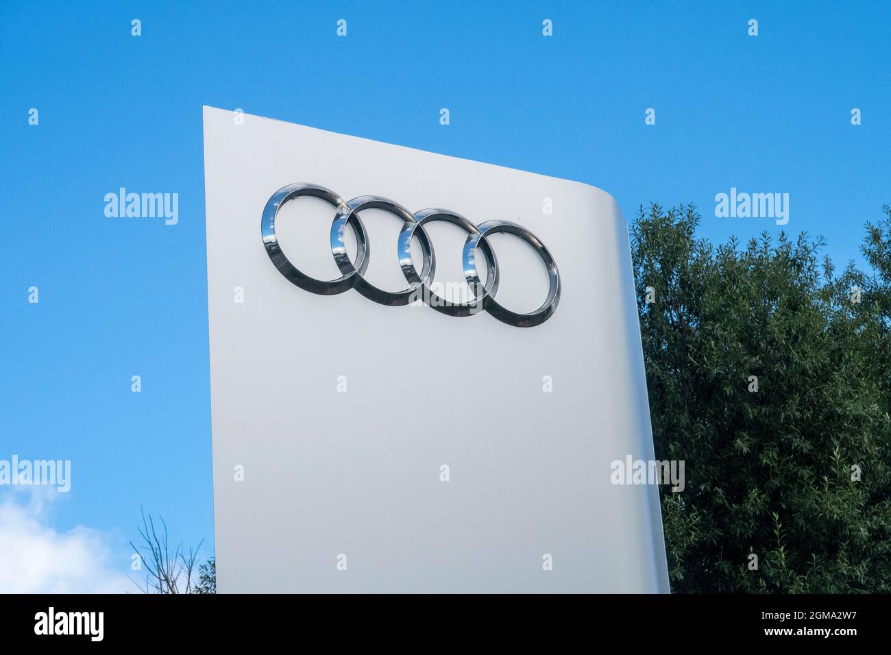 Logo auto Audi e segno fuori showroom concessionario auto, Exeter Foto Stock