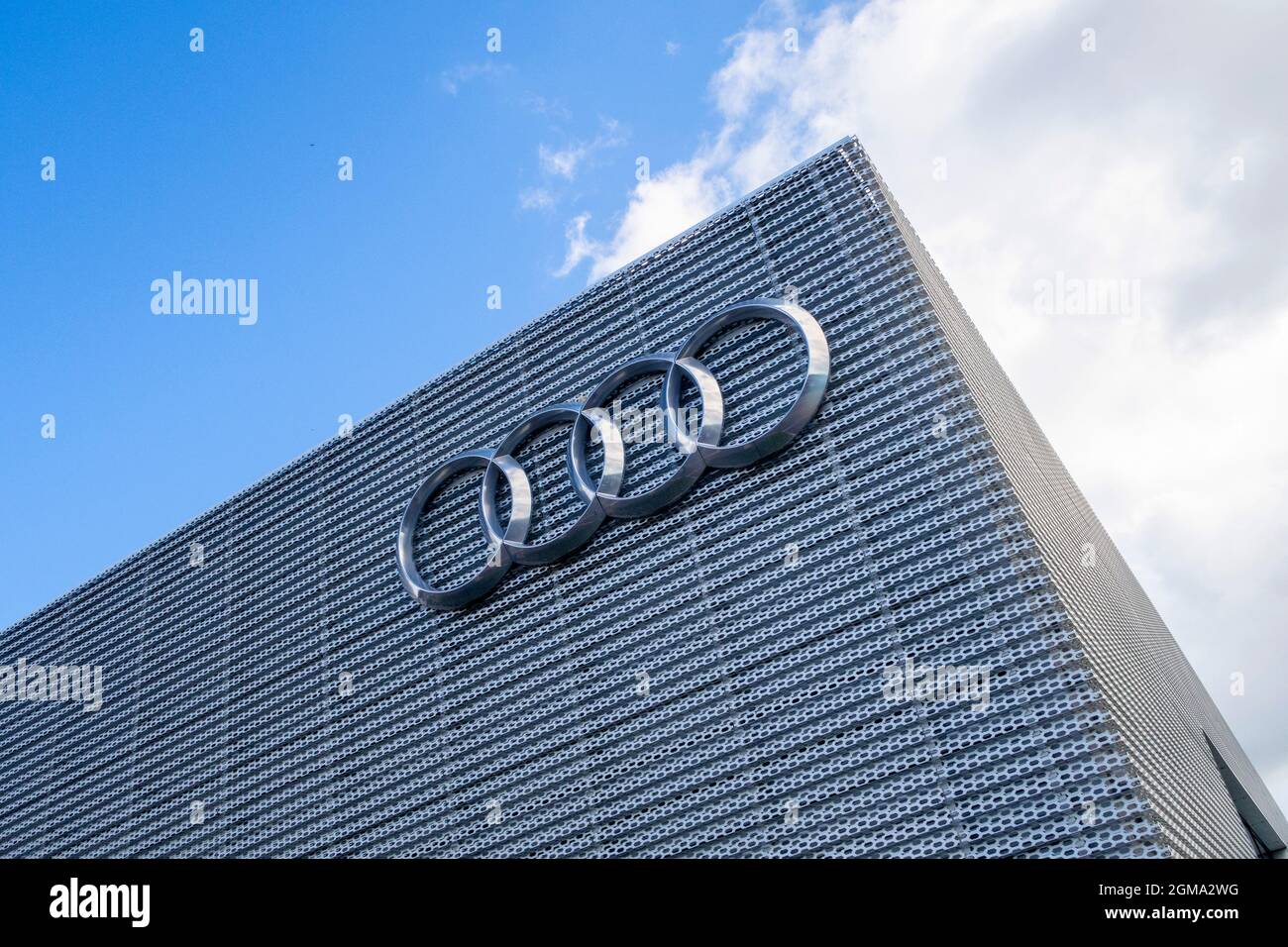 Logo auto Audi e segno fuori showroom concessionario auto, Exeter Foto Stock