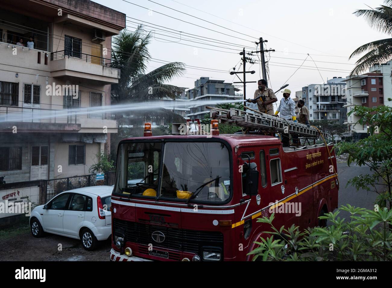 Il distretto di Kolhapur ha trovato 3 casi postivi fino ad oggi, i vigili del fuoco della società municipale di Kolhapur hanno cominciato spruzzare disinfettante di pulizia nelle zone residenziali di Kolhapu. Quattro veicoli antincendio sono stati utilizzati in città per spruzzare Disinfectanat. BHagawant Shingade è un vigile del fuoco che spruzza da mattina su questo veicolo. India. Foto Stock