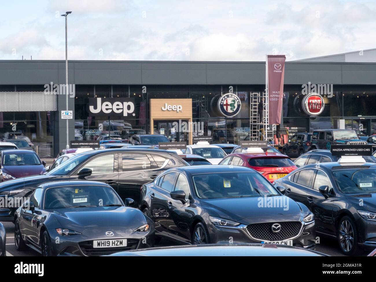 Rivenditori di automobili a Exeter, Devon - Jeep, Alfa Romeo e Fiat concessionari con piazzale combinato. Foto Stock