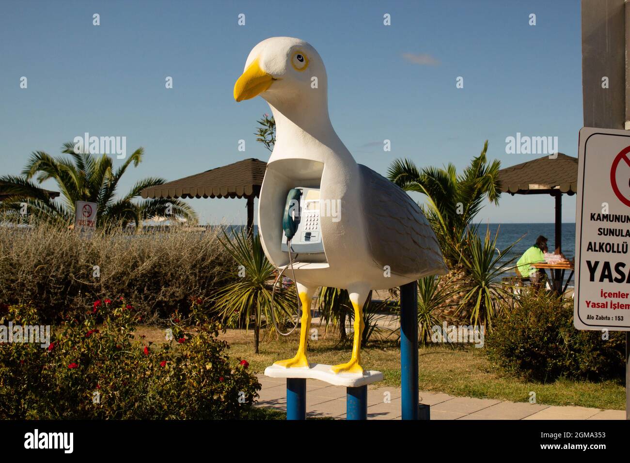 telefono a pagamento a forma di gabbiano. architettura della città spaventosa. tecnologia antiquata ancora una parte della nostra vita. Foto Stock