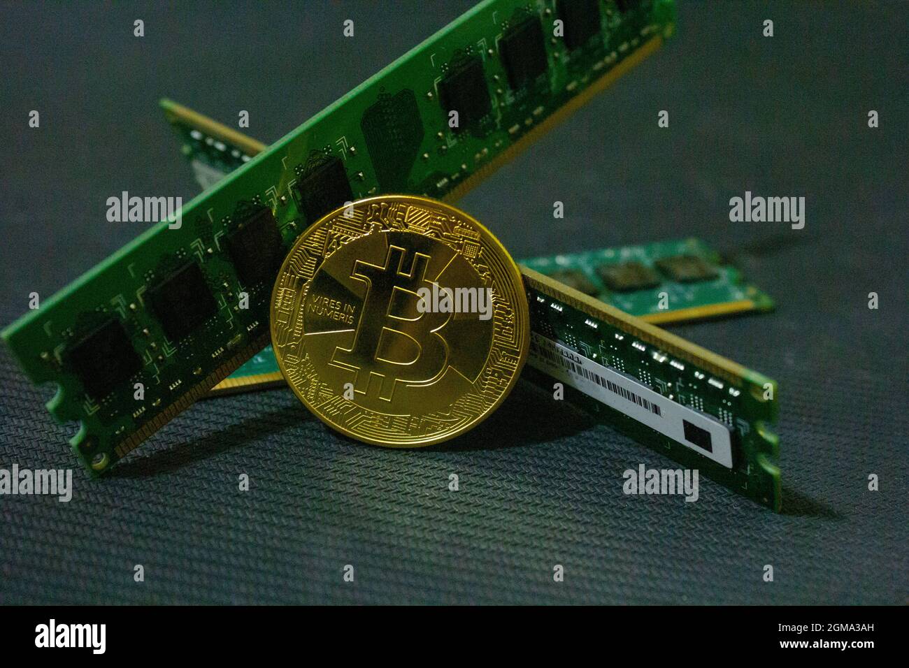 Tecnologia relazione con bitcoin. Computer ad alta potenza per l'estrazione bitcoin. Foto Stock