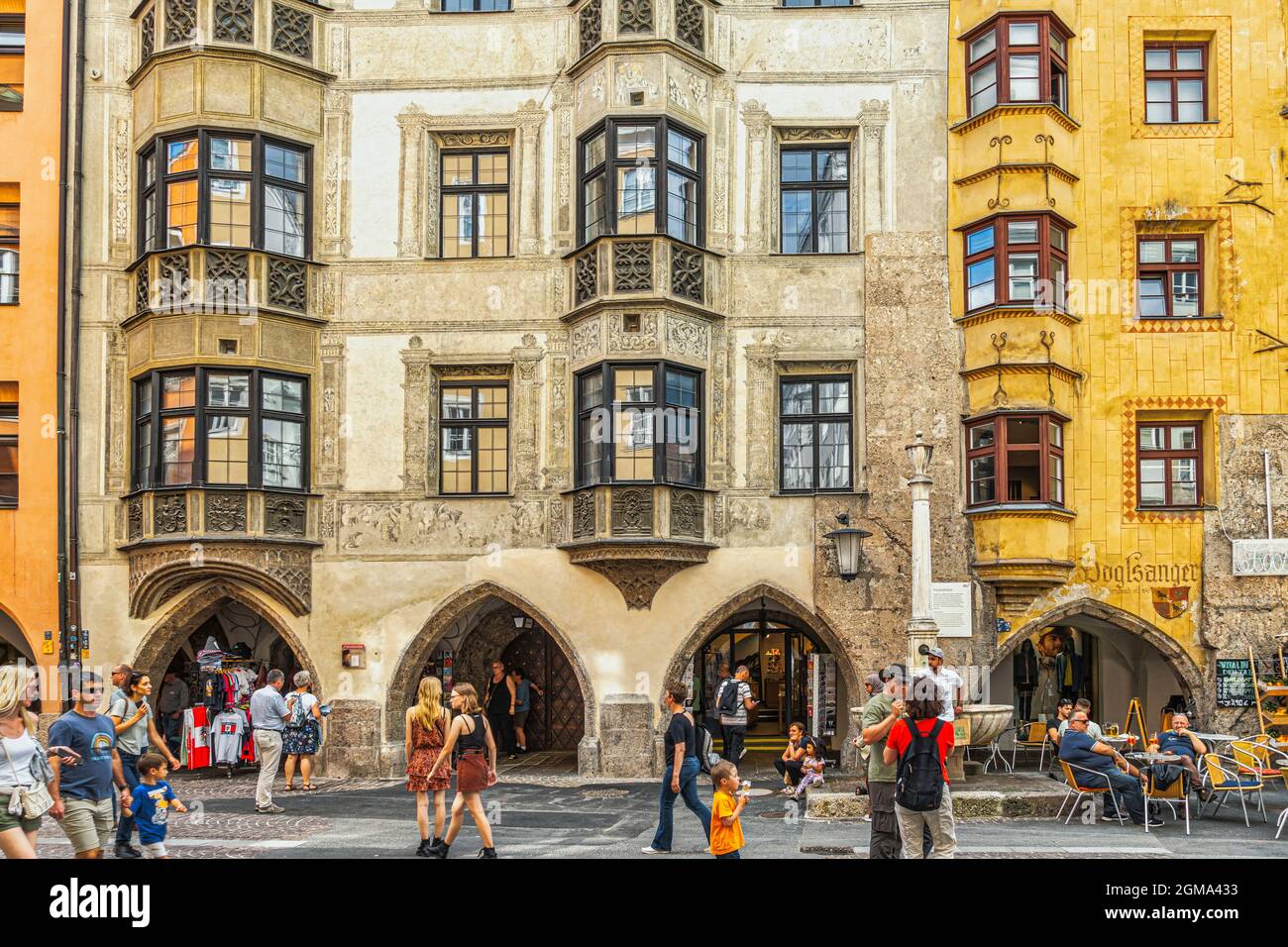 Facciate pittoresche e finestre di case decorate in modo tradizionale che si affacciano su Maria-Theresien-Strasse. Innsbruck, Tirolo, Austria, Europa Foto Stock