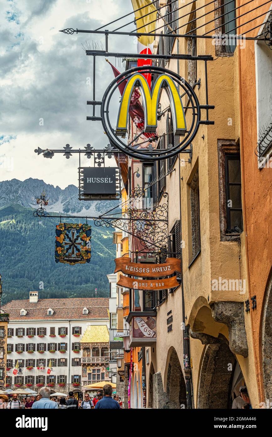 Cartelli commerciali nel centro storico di Innsbruck su Herzog-Friedrich-Strasse. Innsbruck, Tirolo, Austria, Europa Foto Stock