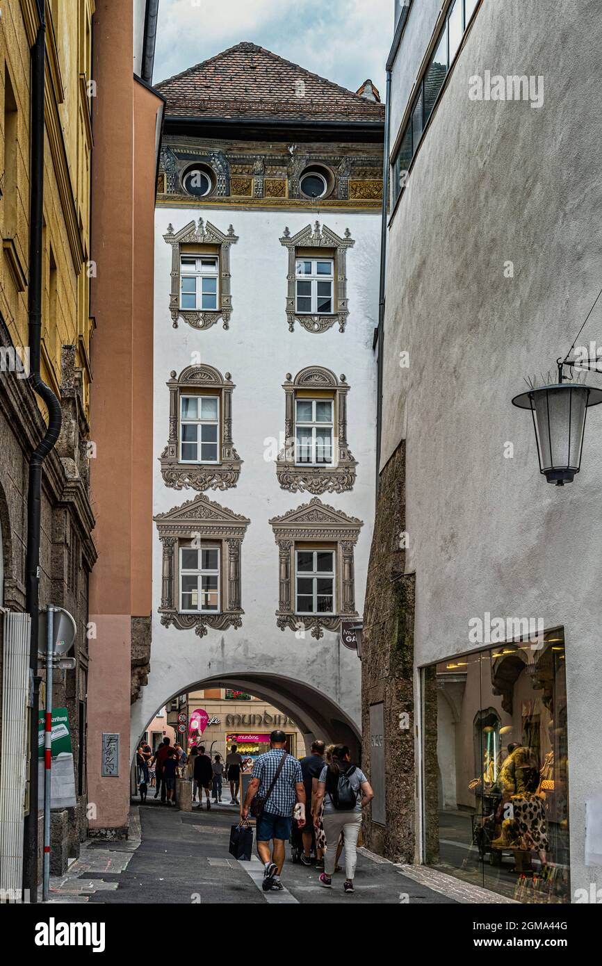 Vicoli stretti, archi, finestre decorate e tipiche case antiche nel centro storico di Innsbruck. Innsbruck, Tirolo, Austria, Europa Foto Stock