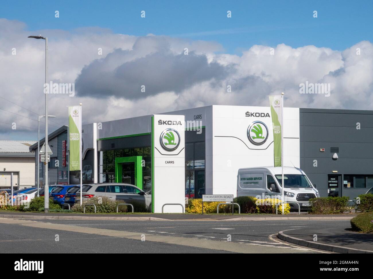 Logo e cartello per auto Carrs Skoda all'esterno dello showroom del concessionario, Exeter Foto Stock