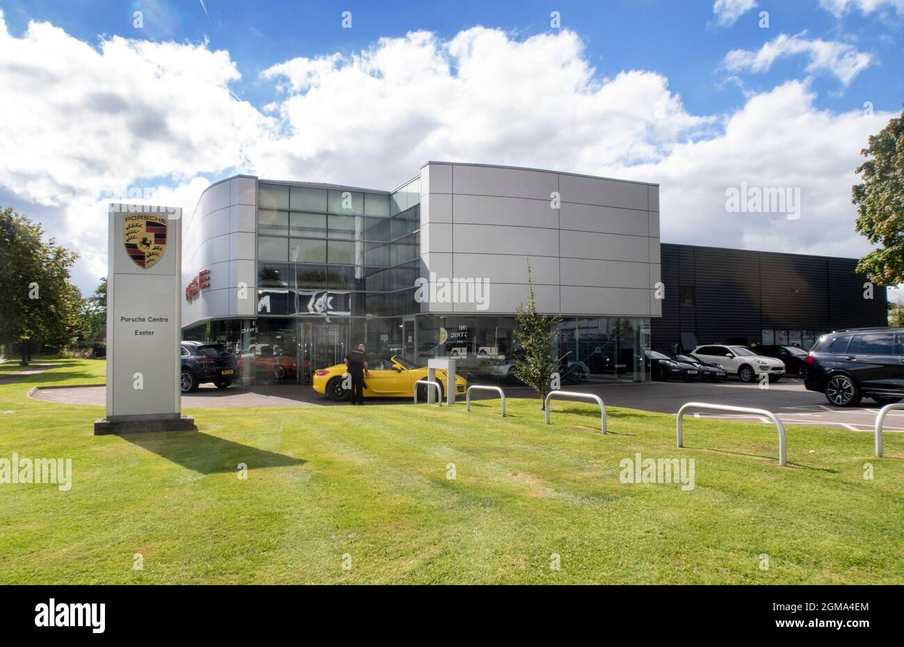 Logo Porsche CAR Dealer.Porsche e cartello esterno showroom concessionario auto, Exeter Foto Stock