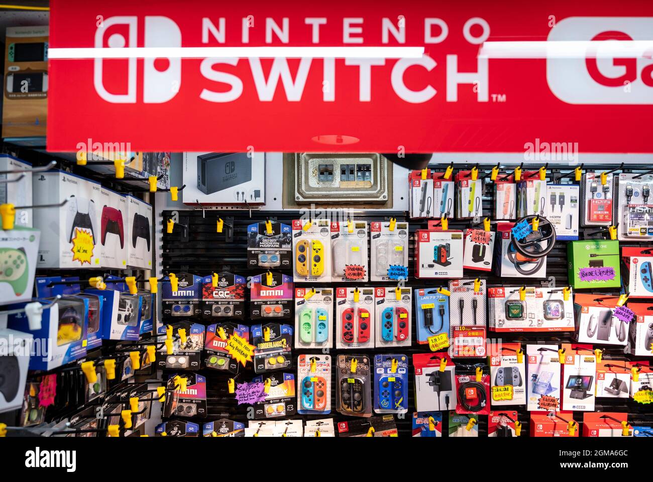 Un negozio che vende il marchio giapponese multinazionale di videogiochi,  Nintendo Switch prodotti visto a Hong Kong. (Foto di Budrul Chukrut / SOPA  Images/Sipa USA Foto stock - Alamy