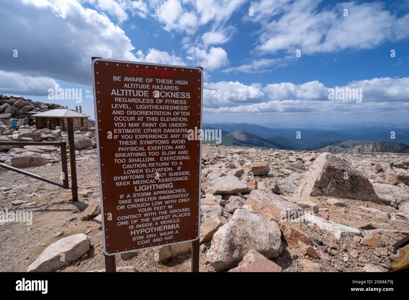 Terribile avvertimento di fulmini e malessere in altitudine sulla cima del Monte Evans Scenic Byway in Colorado Foto Stock