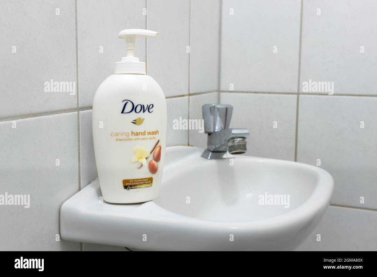 Pompate una bottiglia di sapone per le mani dal marchio dove su un lavandino in bagno Foto Stock
