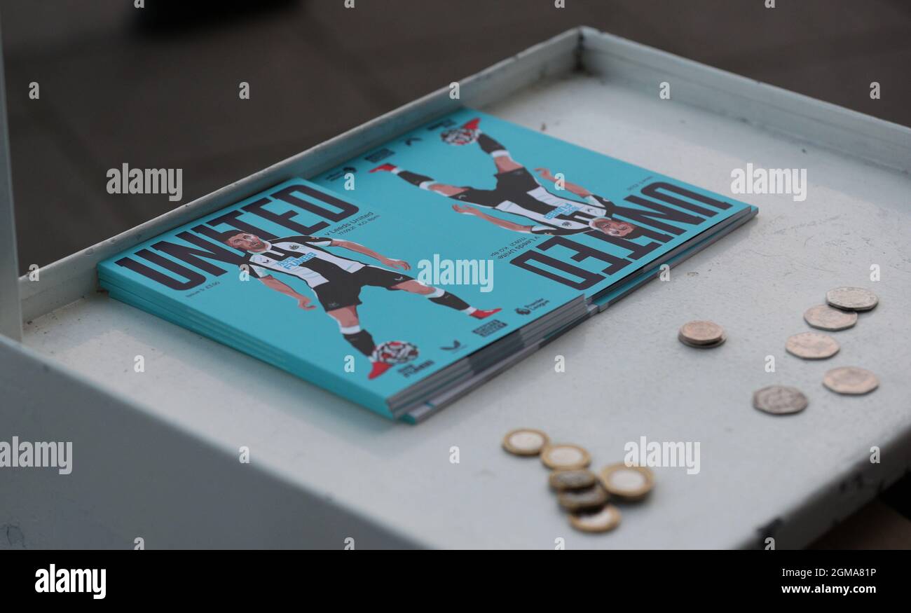 Newcastle, Regno Unito, 17 settembre 2021. Programmi di partite in vendita fuori terra durante la partita della Premier League al St. James's Park, Newcastle. Il credito d'immagine dovrebbe leggere: Alex Dodd / Sportimage Foto Stock