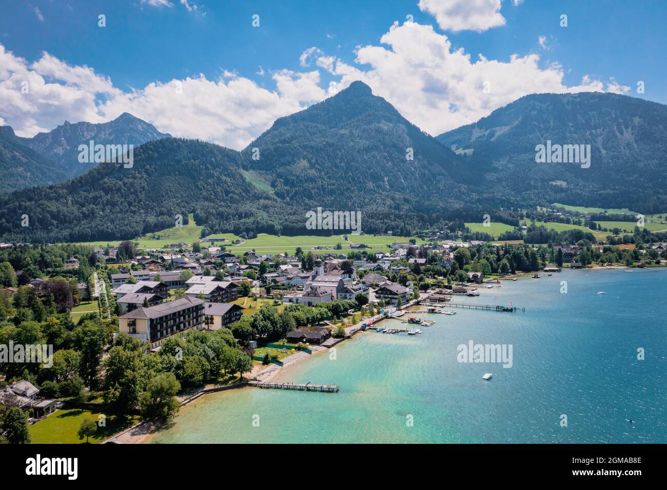 Strobl al lago Wolfgangsee di Salzkammergut, Austria. Vista aerea del pittoresco villaggio e destinazione turistica di viaggio. Foto Stock