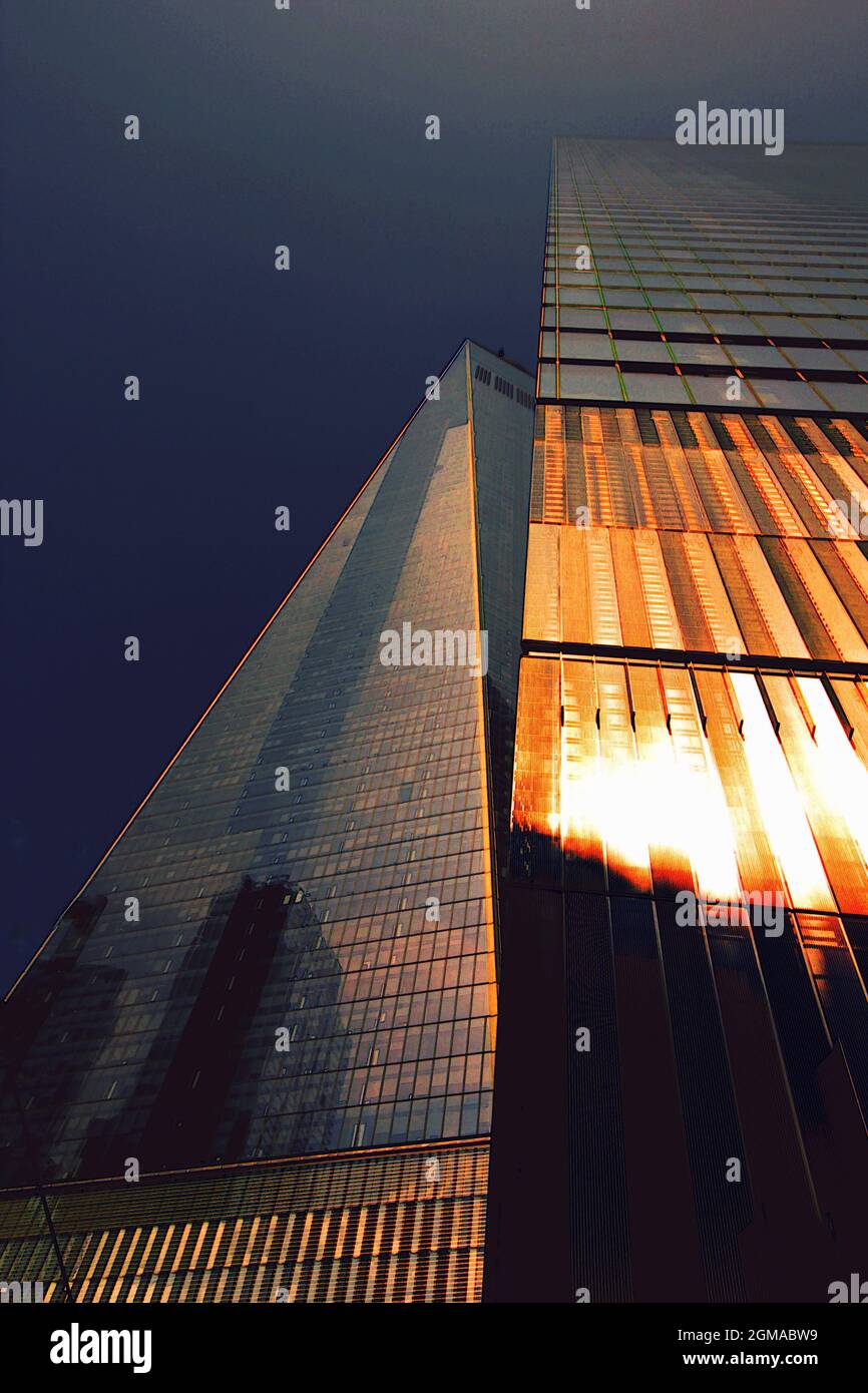 Edificio alto e moderno del raschietto del cielo, mago di acciaio e vetro Foto Stock