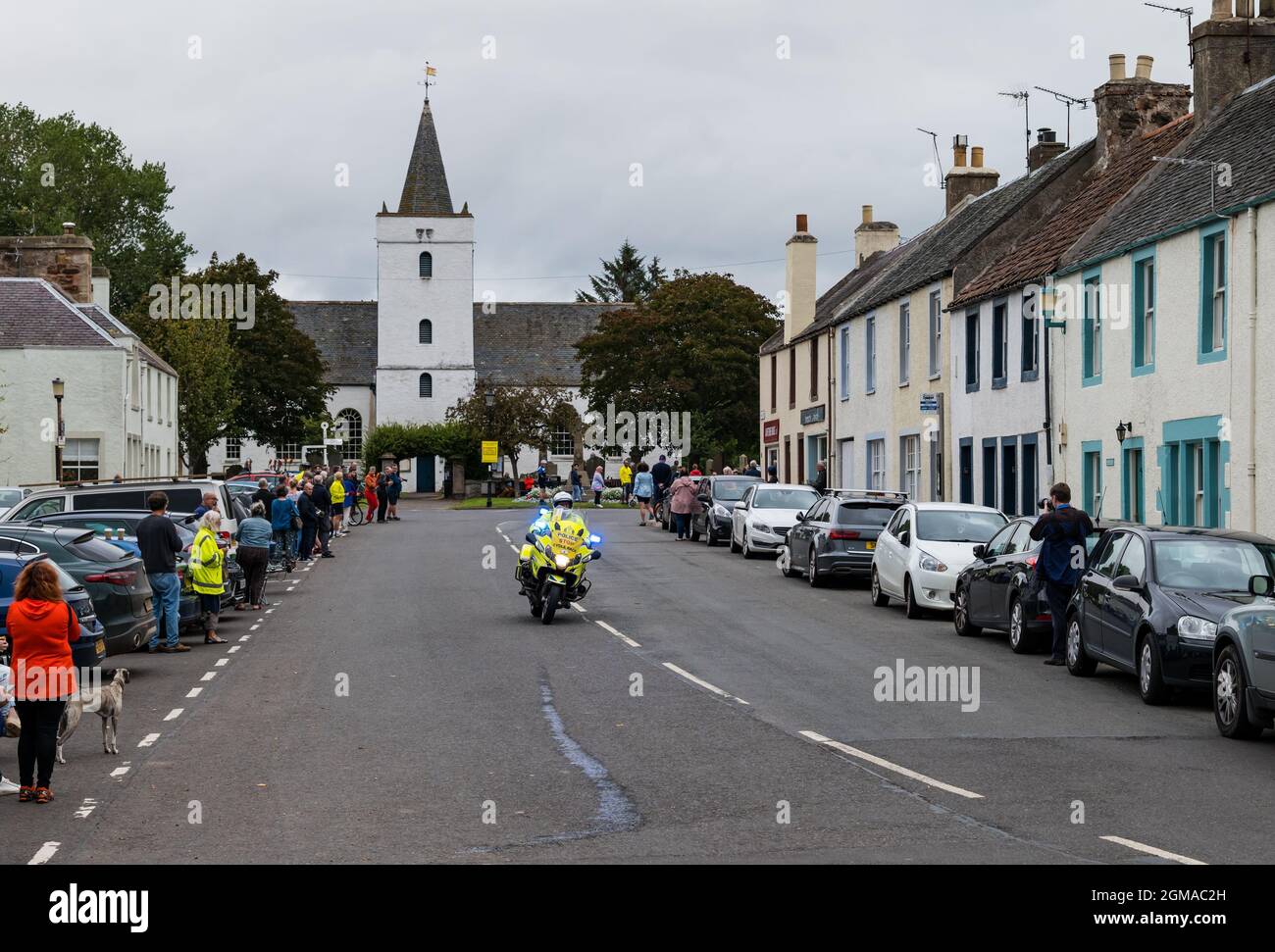 Un J Bell Tour della Gran Bretagna corsa ciclistica della polizia moto passa attraverso il villaggio di Gifford, East Lothian, Scozia, Regno Unito Foto Stock