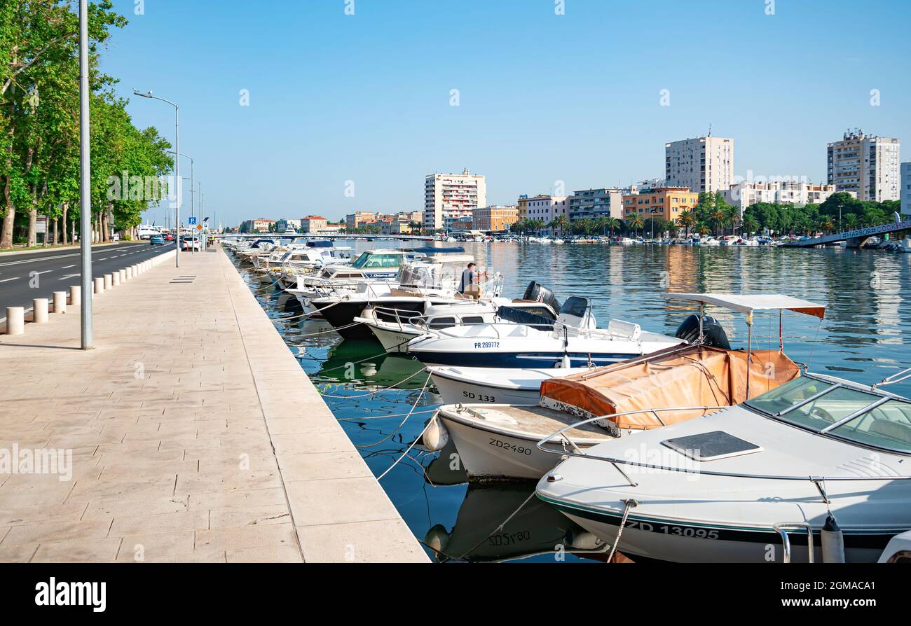 Le barche sono ormeggiate nella città di Zara, Croazia. Foto Stock
