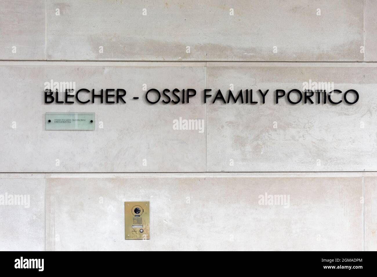 Insegna per il portico della famiglia Blecher - OSSIP al Chabad on Bayview Center for Jewish Life che si trova in 2437 Bayview Avenue a Toronto, Canada Foto Stock