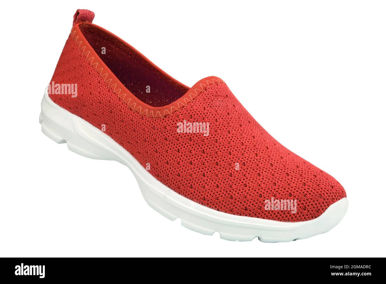 Scarpe sportive rosse slip-on isolate su sfondo bianco, scarpe senza pizzo Foto Stock