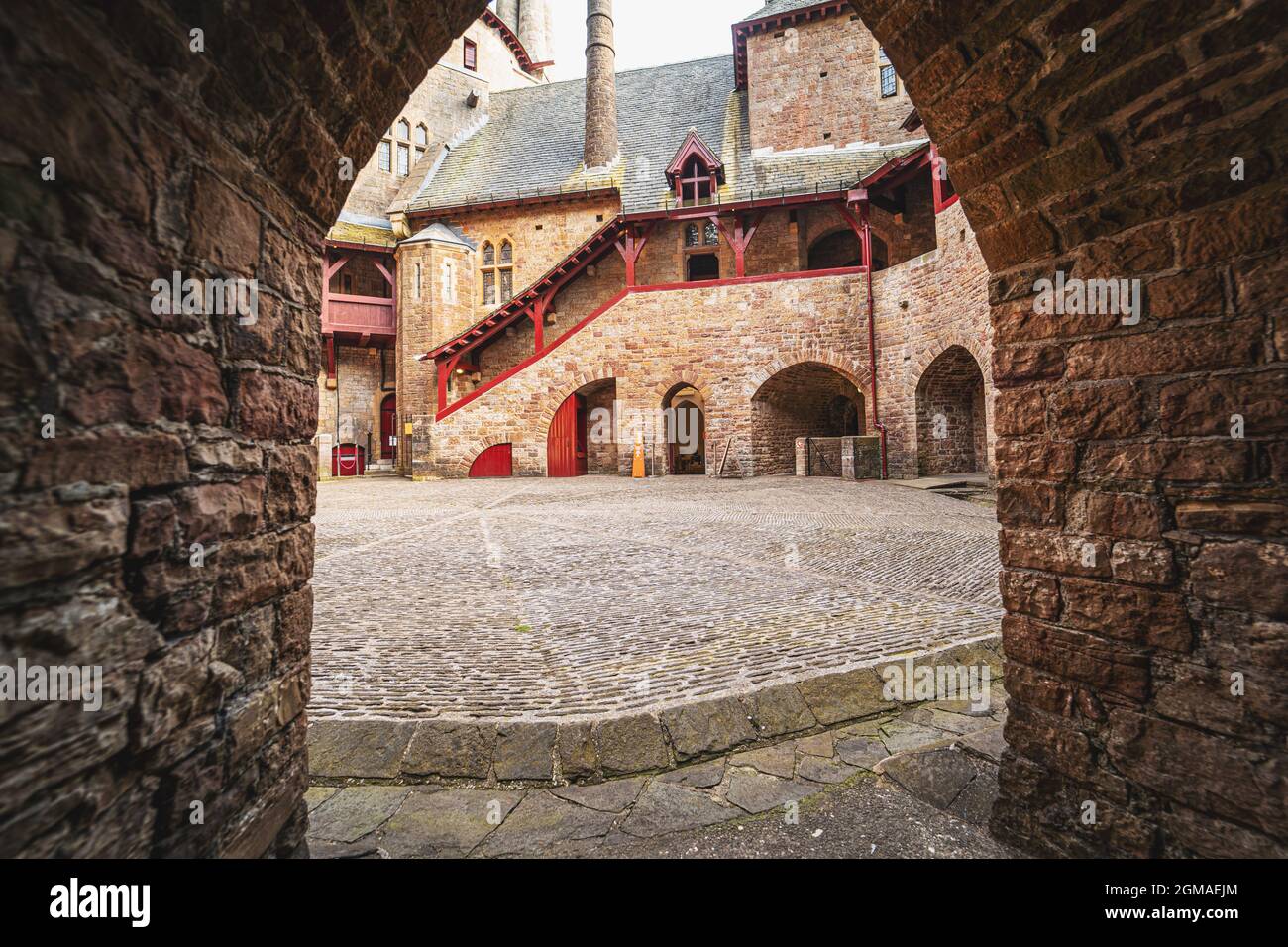 Castell Coch o il cortile del Castello Rosso. Cardiff, Galles del Sud, Regno Unito - 15 settembre 2021 Foto Stock