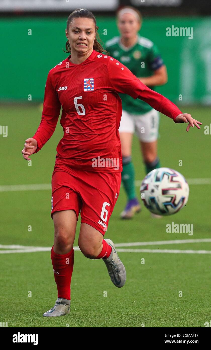 Marta Estevez Garcia di Lussemburgo in azione durante la partita di qualificazione UEFA all'Inver Park di Larne. Data foto: Venerdì 17 settembre 2021. Vedi la storia della Pennsylvania SOCCER N Ireland Women. Il credito fotografico dovrebbe essere: Brian Lawless/filo PA. RESTRIZIONI: L'uso è soggetto a restrizioni. Solo per uso editoriale, nessun uso commerciale senza previo consenso da parte del titolare dei diritti. Foto Stock