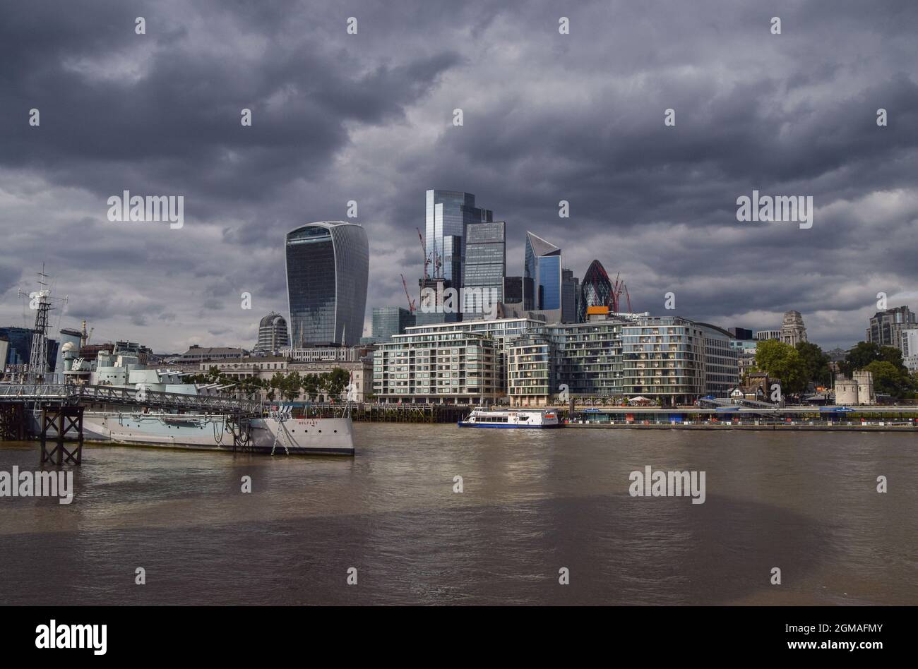 Londra, Regno Unito. 17 settembre 2021. Vista generale dello skyline della città di Londra, il fulcro finanziario della capitale, in una giornata trascorsa. Credit: SOPA Images Limited/Alamy Live News Foto Stock