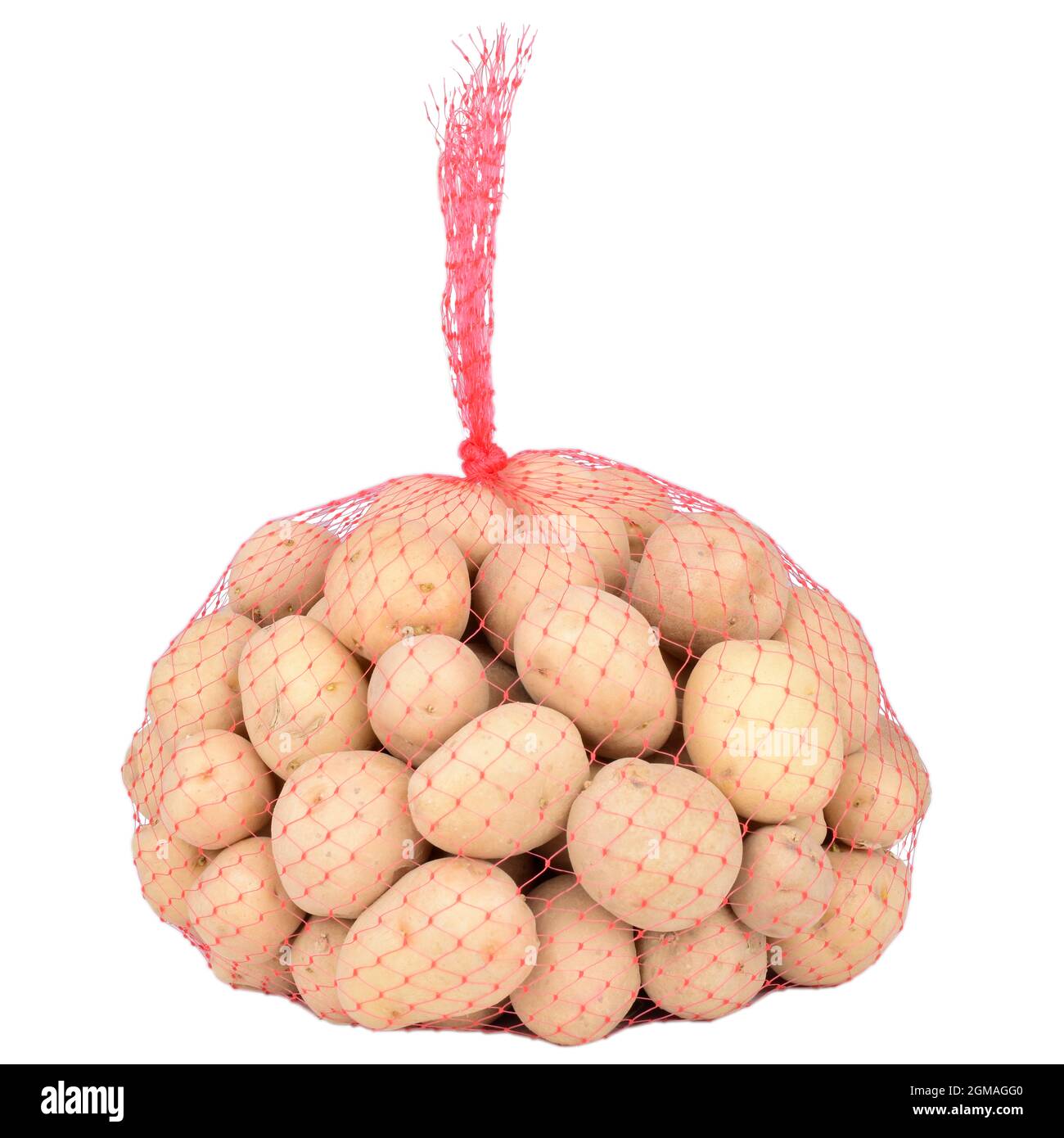 patate per bambini in sacchetto di plastica rosso isolato su fondo bianco Foto Stock