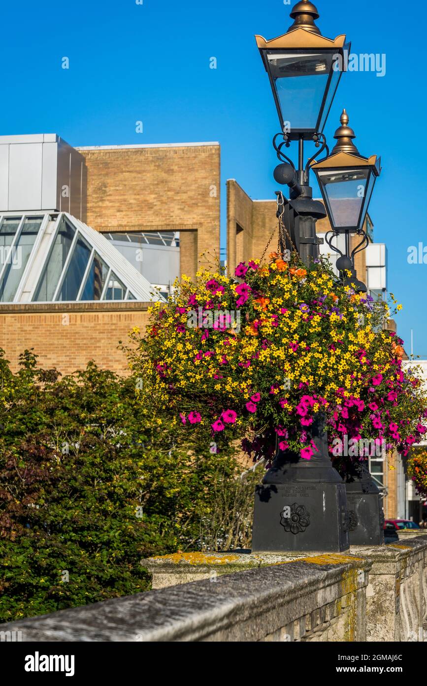 Lampade e cesti di fiori appesi su Kingston Bridge, Kingston-upon-Thames, Surrey, Inghilterra, Regno Unito Foto Stock