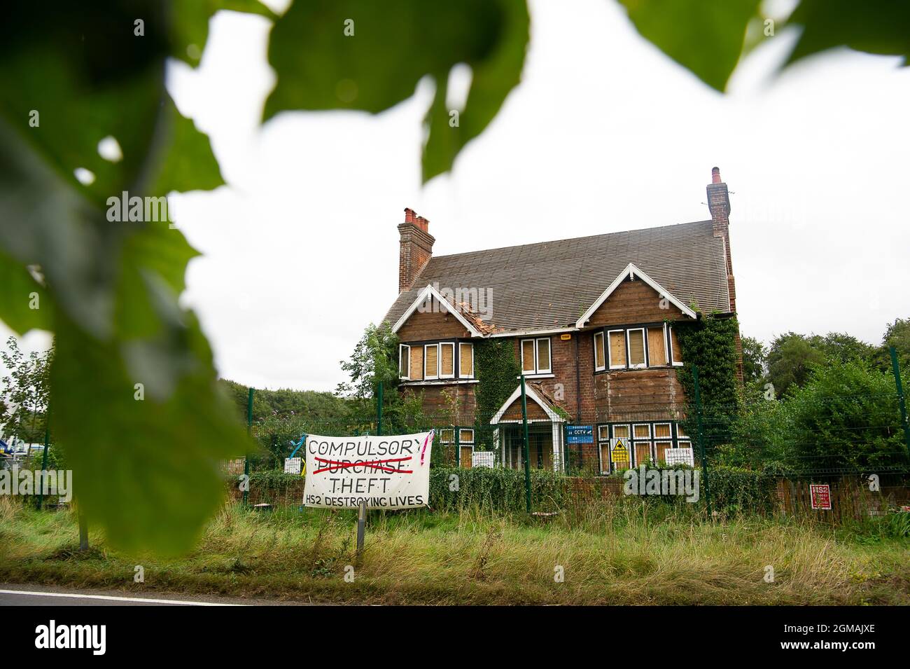 Wendover, Regno Unito. 9 Settembre 2021. Una casa una volta amata pronta per la demolizione da parte di HS2. Oggi i manifestanti di Stop HS2 hanno messo striscioni sulle recinzioni di Road Barn Farm ora di proprietà di HS2. Ciò faceva parte del 9-9-9 National Action Day contro la HS2 High Speed Rail da Londra a Birmingham che mette in pericolo 108 boschi antichi lungo la fase 1 del percorso. Credit: Maureen McLean/Alamy Foto Stock