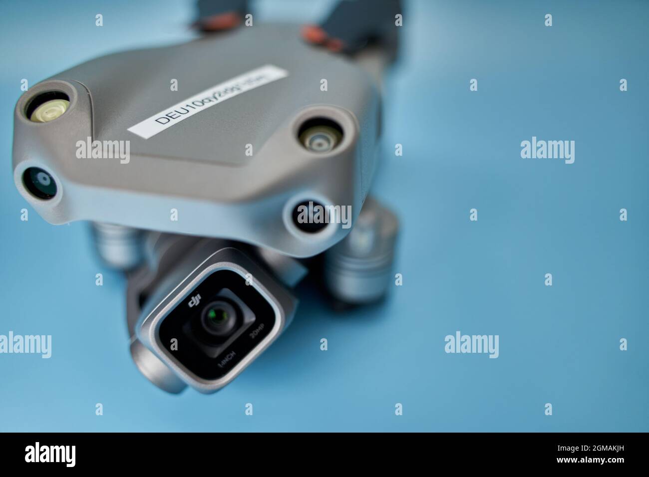 Stoccarda, Germania - 15 settembre 2021: Numero operatore UAS anche e-id sul drone dji Air 2s. Obbligo di marcatura a causa delle leggi sui droni (EU Drohnenverord Foto Stock