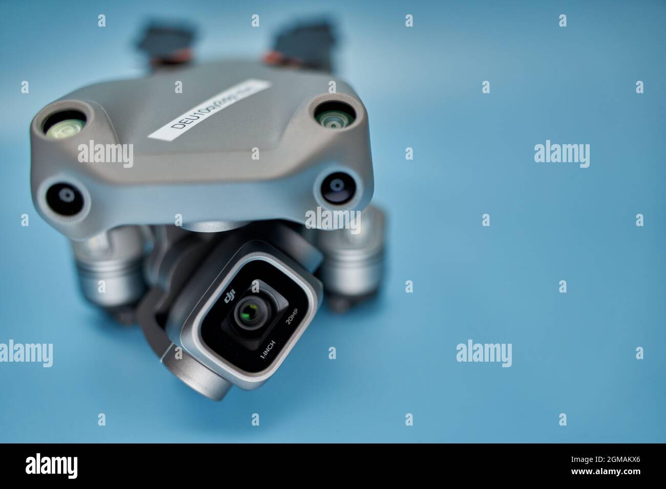 Stoccarda, Germania - 15 settembre 2021: Numero operatore UAS anche e-id sul drone dji Air 2s. Obbligo di marcatura a causa delle leggi sui droni (EU Drohnenverord Foto Stock
