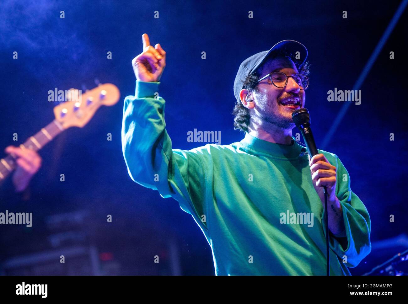 Jamel, Germania. 17 settembre 2021. Jakob AMR e la band indie rock Leoniden suonano al concerto "Jamel rockt den Förster" nel piccolo villaggio vicino a Wismar. Il festival conosciuto a livello nazionale è un segno dell'impegno della società civile contro la forte scena neo-nazista nel villaggio. Credit: Jens Büttner/dpa-Zentralbild/dpa/Alamy Live News Foto Stock