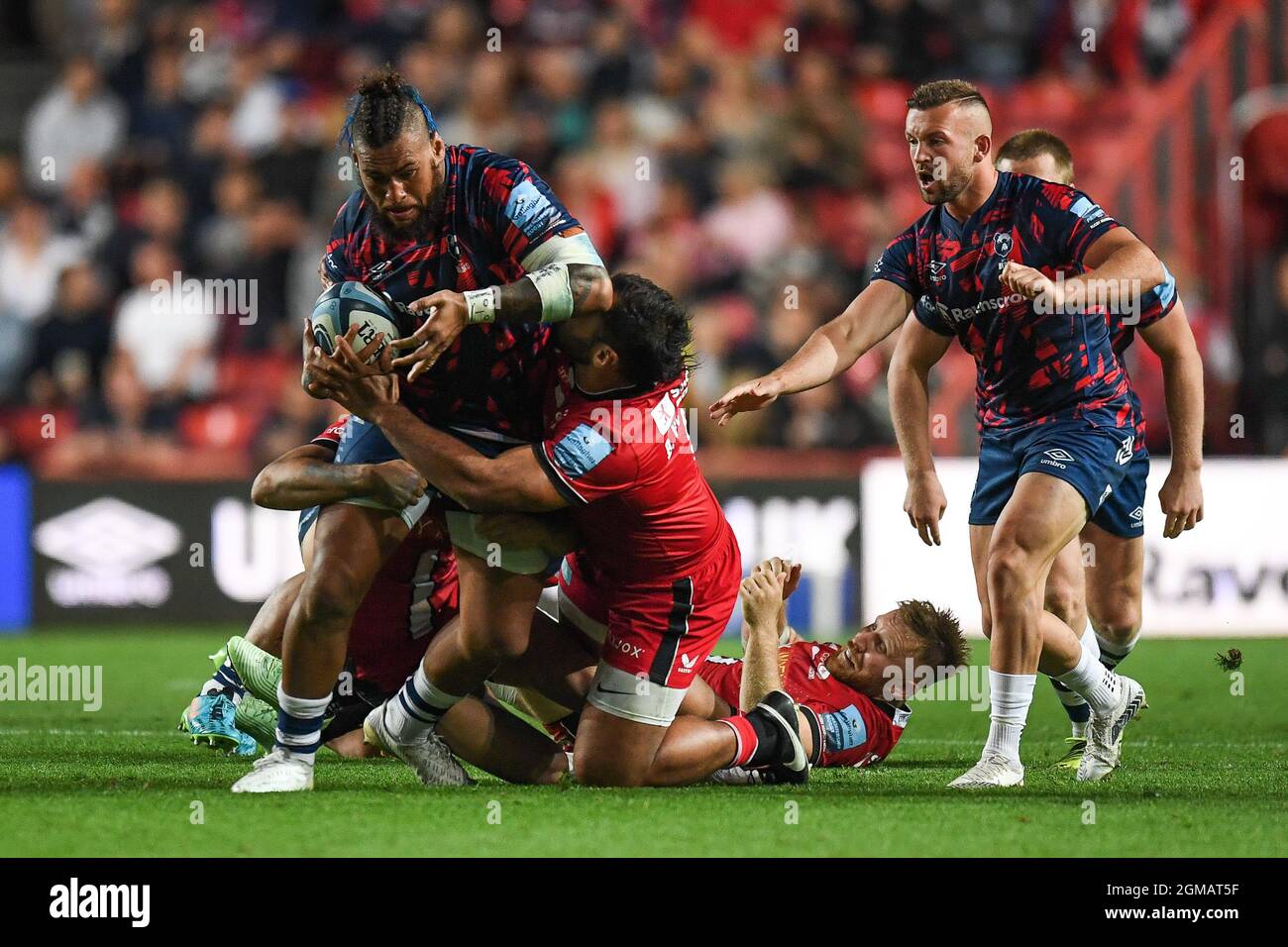 Nathan Hughes degli orsi di Bristol, affrontato da Billy Vunipola di Saracens Foto Stock