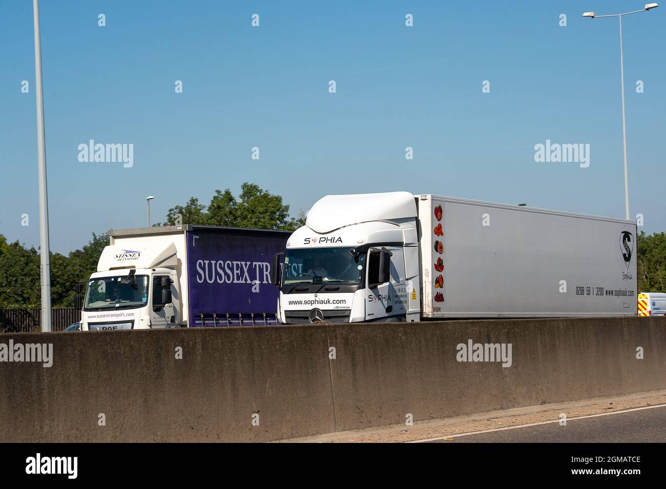 Staines, Regno Unito. 8 Settembre 2021. HGV su M25 a colorazione. Alcune aziende del Regno Unito stanno segnalando problemi di interruzione nelle loro catene di fornitura a causa di una carenza di conducenti di veicoli pesanti a seguito della Brexit e a causa della pandemia del Covid-19. Credit: Maureen McLean/Alamy Foto Stock