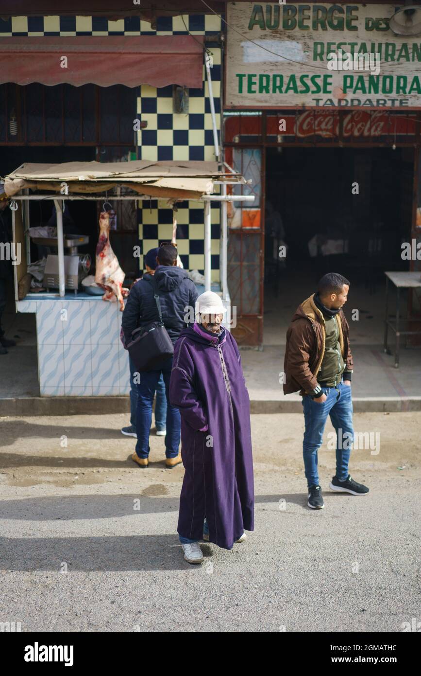 Strada del villaggio di montagna con fast food, Alto Atlante, Marocco, Africa Foto Stock