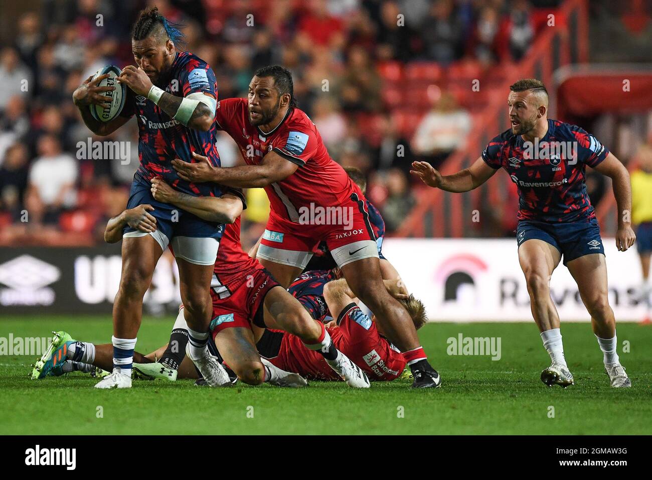 Bristol, Regno Unito. 17 settembre 2021. Nathan Hughes of Bristol Bears, affrontato da Billy Vunipola di Saracens a Bristol, Regno Unito il 9/17/2021. (Foto di Mike Jones/News Images/Sipa USA) Credit: Sipa USA/Alamy Live News Foto Stock