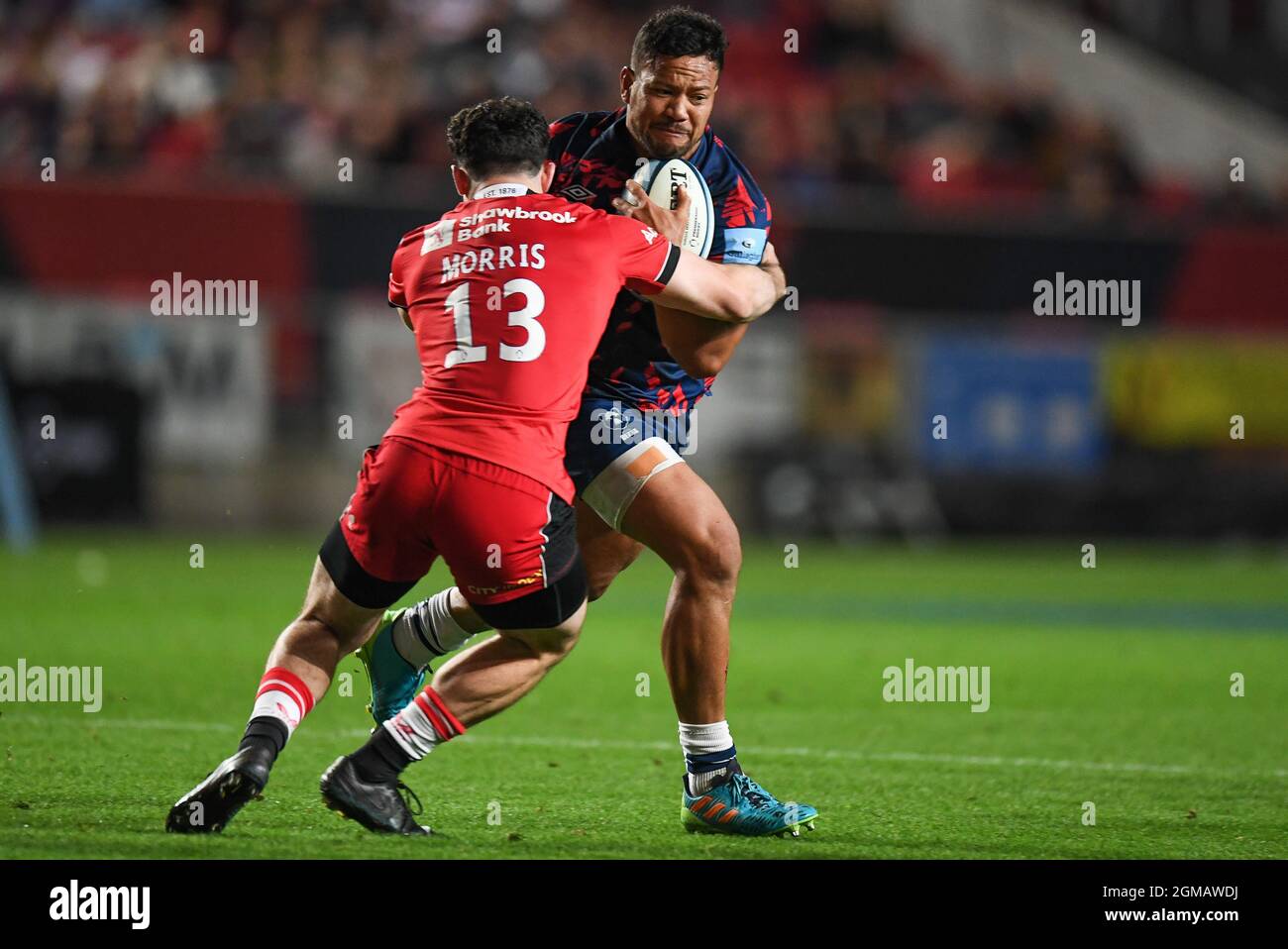 Alapati Leiua di Bristol Bears, affrontato da Dominic Morris di Saracens Foto Stock
