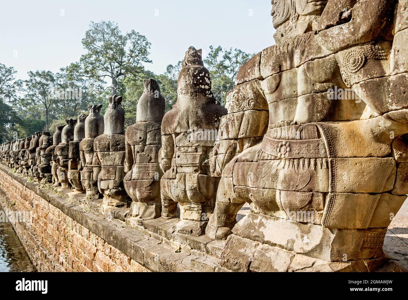 Antiche sculture sul ponte sud della porta ad Angkor Wat in Cambogia Foto Stock