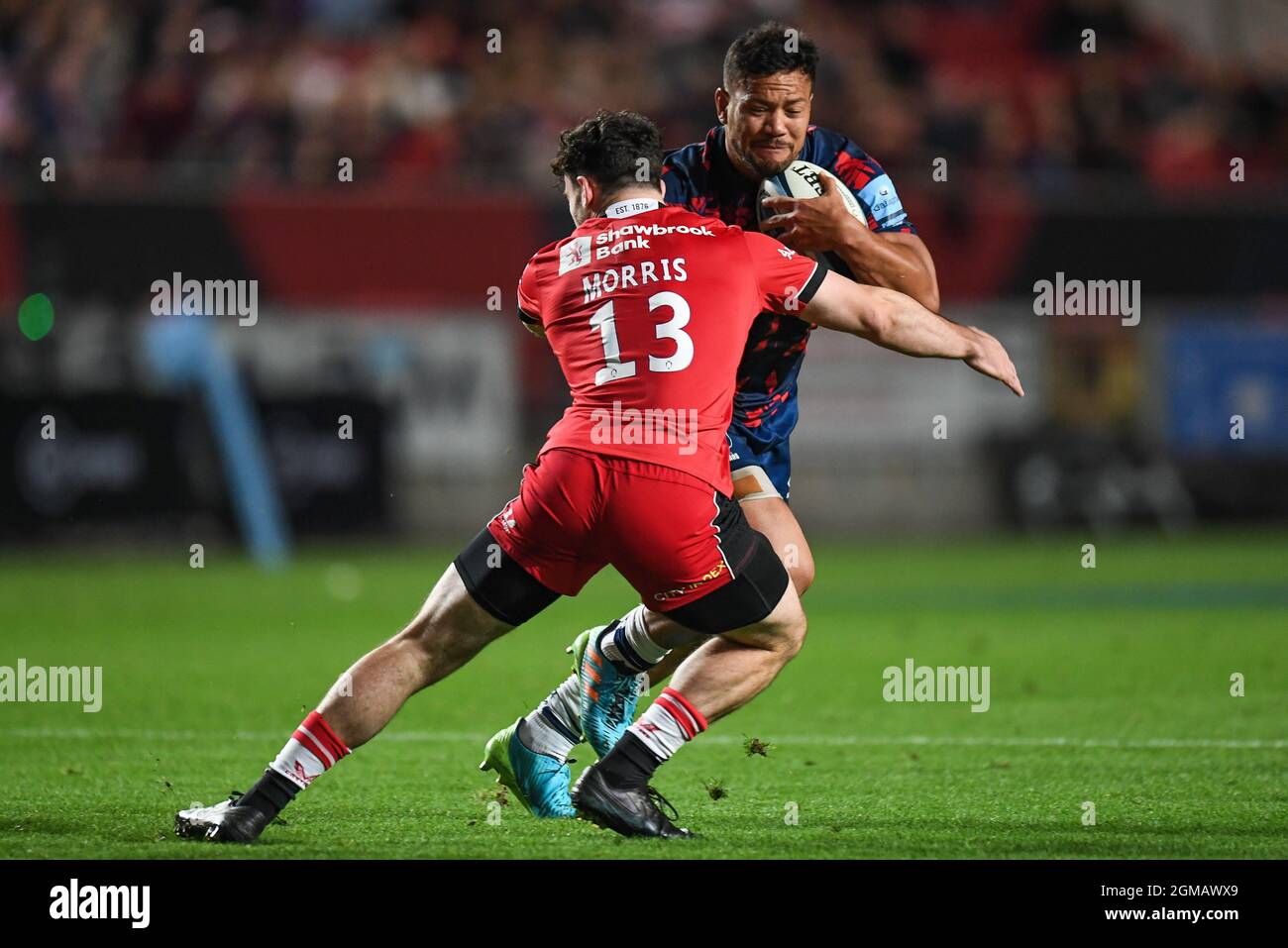 Bristol, Regno Unito. 17 settembre 2021. Alapati Leiua di Bristol Bears, affrontato da Dominic Morris di Saracens a Bristol, Regno Unito il 9/17/2021. (Foto di Mike Jones/News Images/Sipa USA) Credit: Sipa USA/Alamy Live News Foto Stock