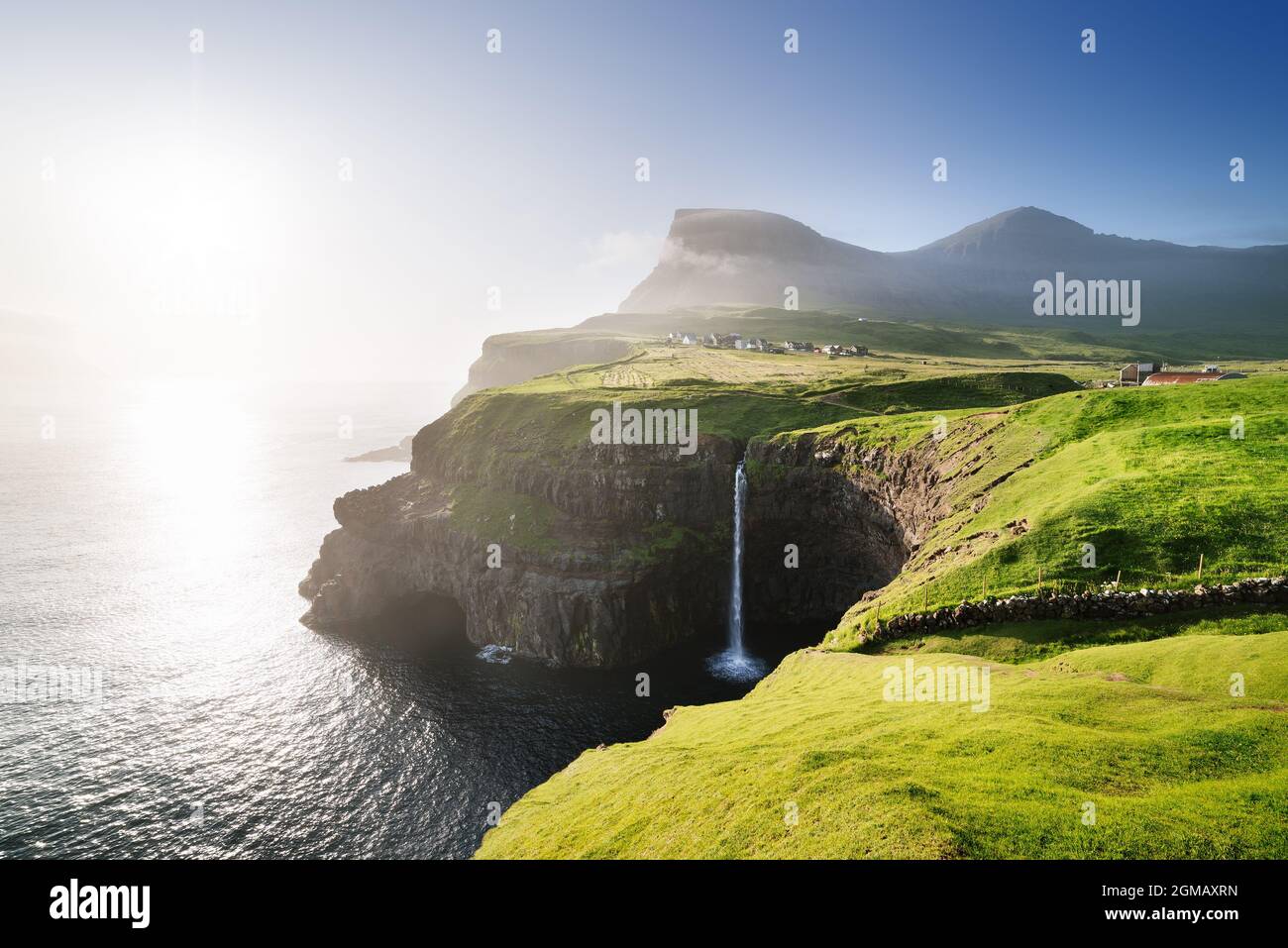Vista sulla cascata Mulafossur nel villaggio di Gasadalur, Isole Faroe Foto Stock