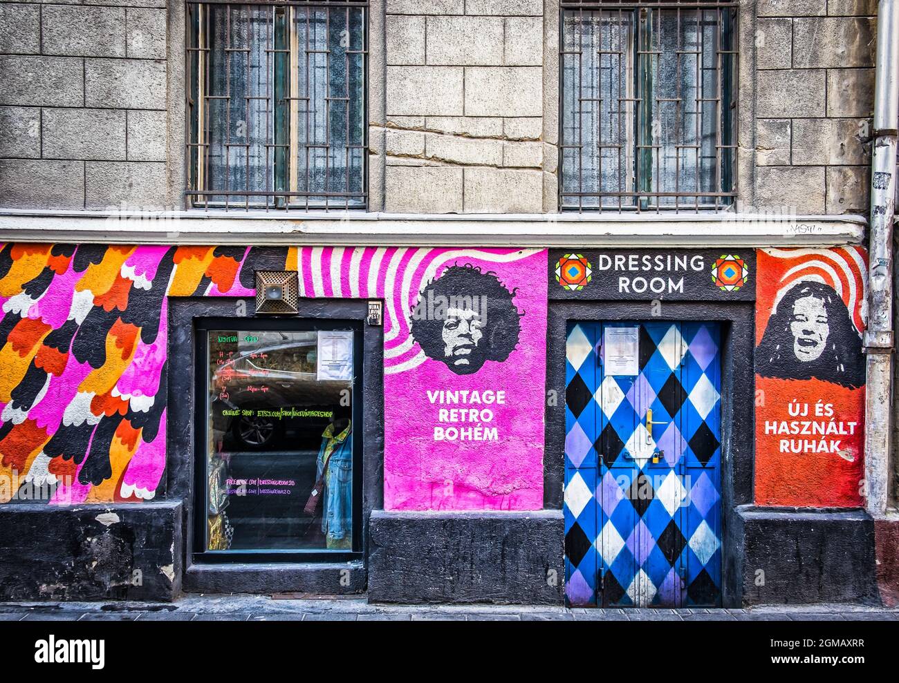 Ungheria, Budapest, marzo 2020, Street art sulla facciata della cabina un negozio d'epoca in via Síp Foto Stock