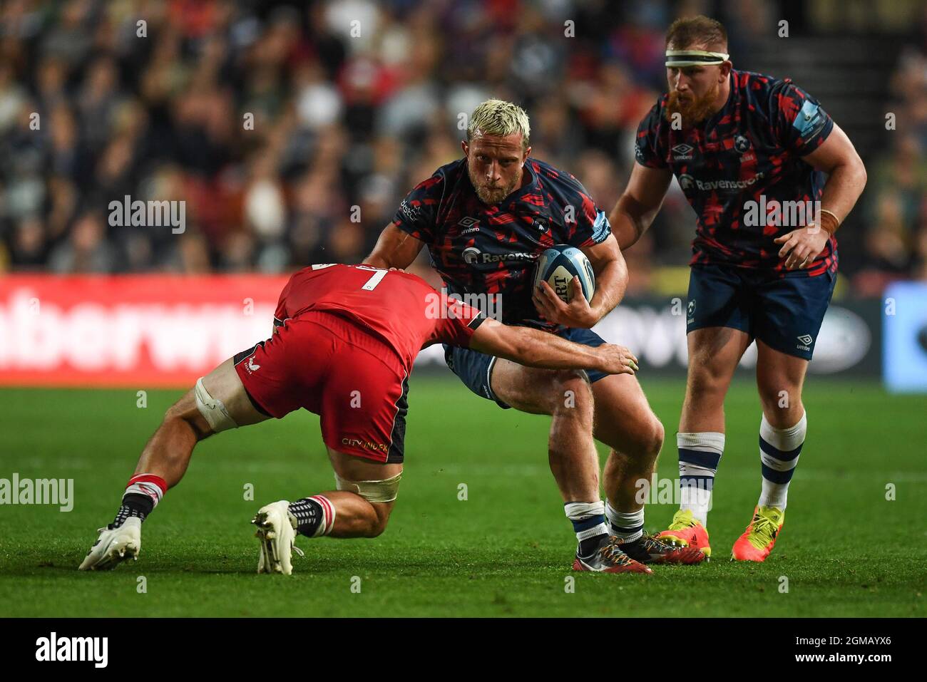 Bristol, Regno Unito. 17 settembre 2021. Max Lahiff di Bristol Bears, prende ben Earl di Saracens a Bristol, Regno Unito il 9/17/2021. (Foto di Mike Jones/News Images/Sipa USA) Credit: Sipa USA/Alamy Live News Foto Stock