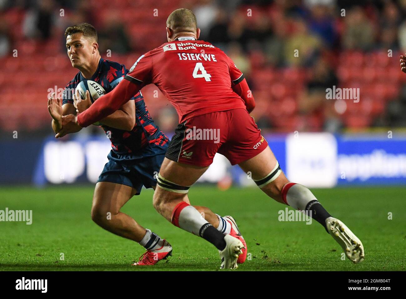 Bristol, Regno Unito. 17 settembre 2021. Callum Sheedy of Bristol Bears, prende Nick Isiekwe di Saracens a Bristol, Regno Unito il 9/17/2021. (Foto di Mike Jones/News Images/Sipa USA) Credit: Sipa USA/Alamy Live News Foto Stock