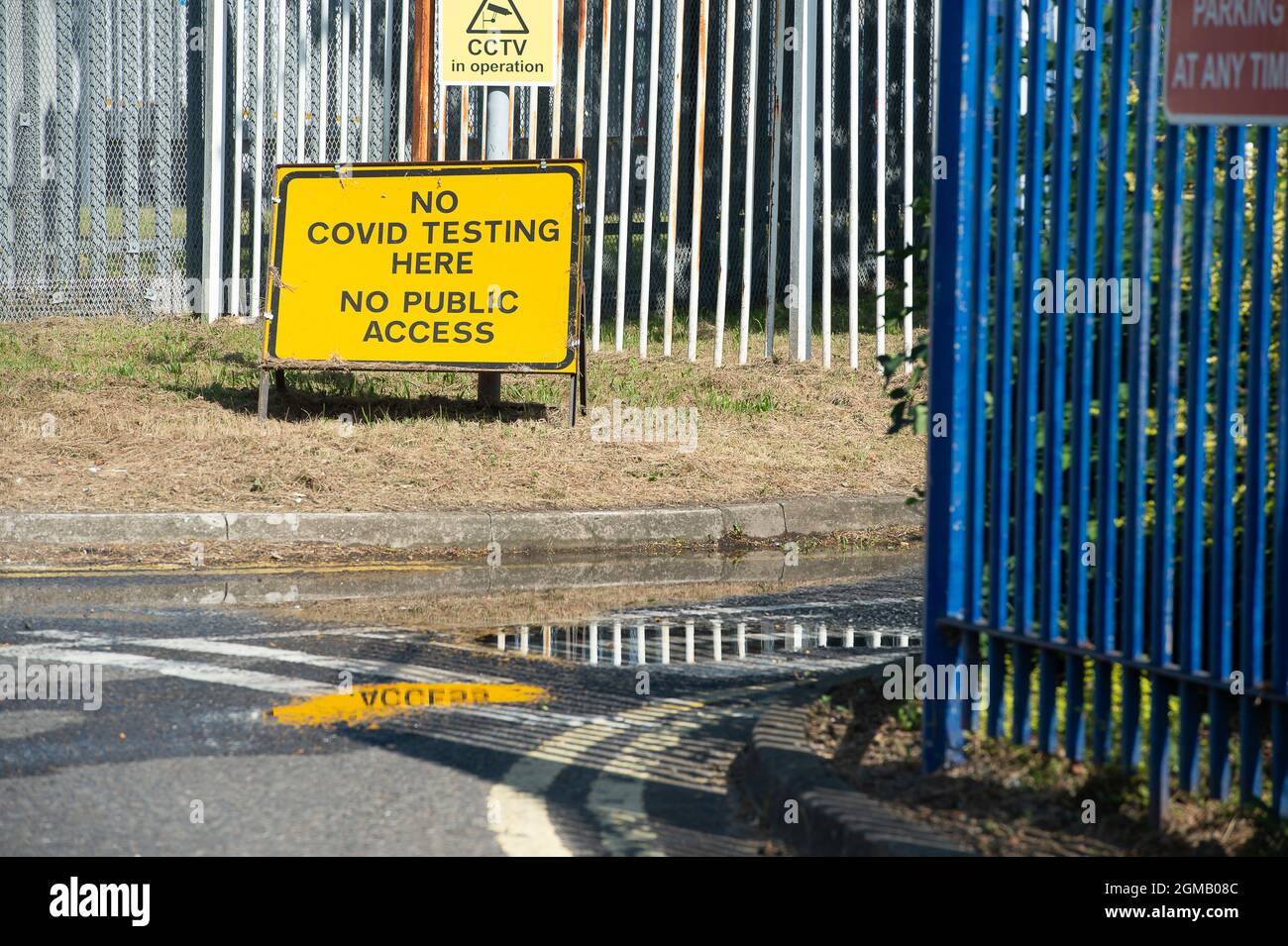 Staines, Surrey, Regno Unito. 8 Settembre 2021. A no Covid Test qui segno all'ingresso di affinità acqua. Credit: Maureen McLean/Alamy Foto Stock