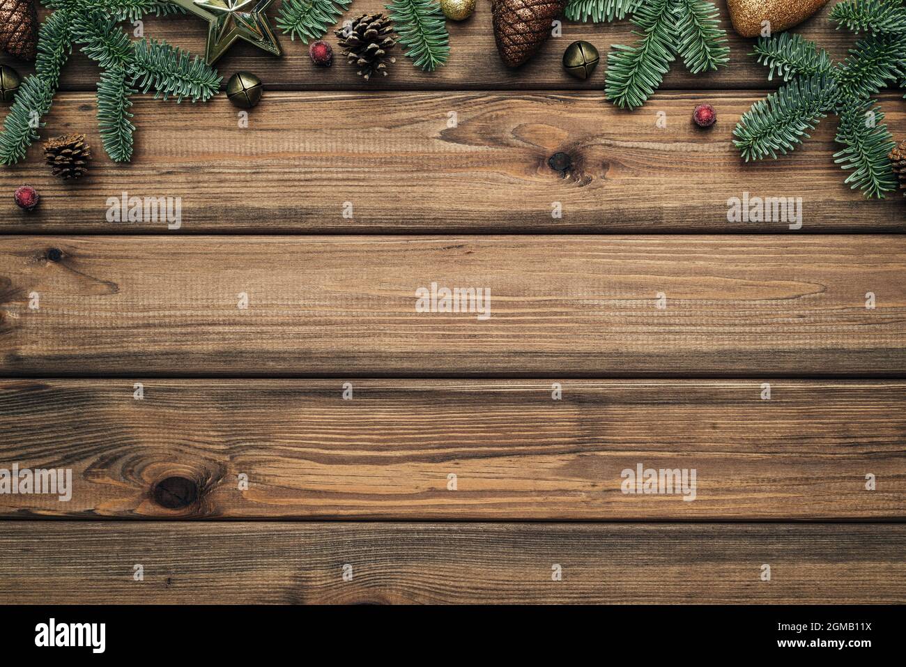 Sfondo di Natale e Capodanno con decorazioni in abete su sfondo vintage in legno. Vuoto con un posto per il testo per la stagione delle feste Foto Stock