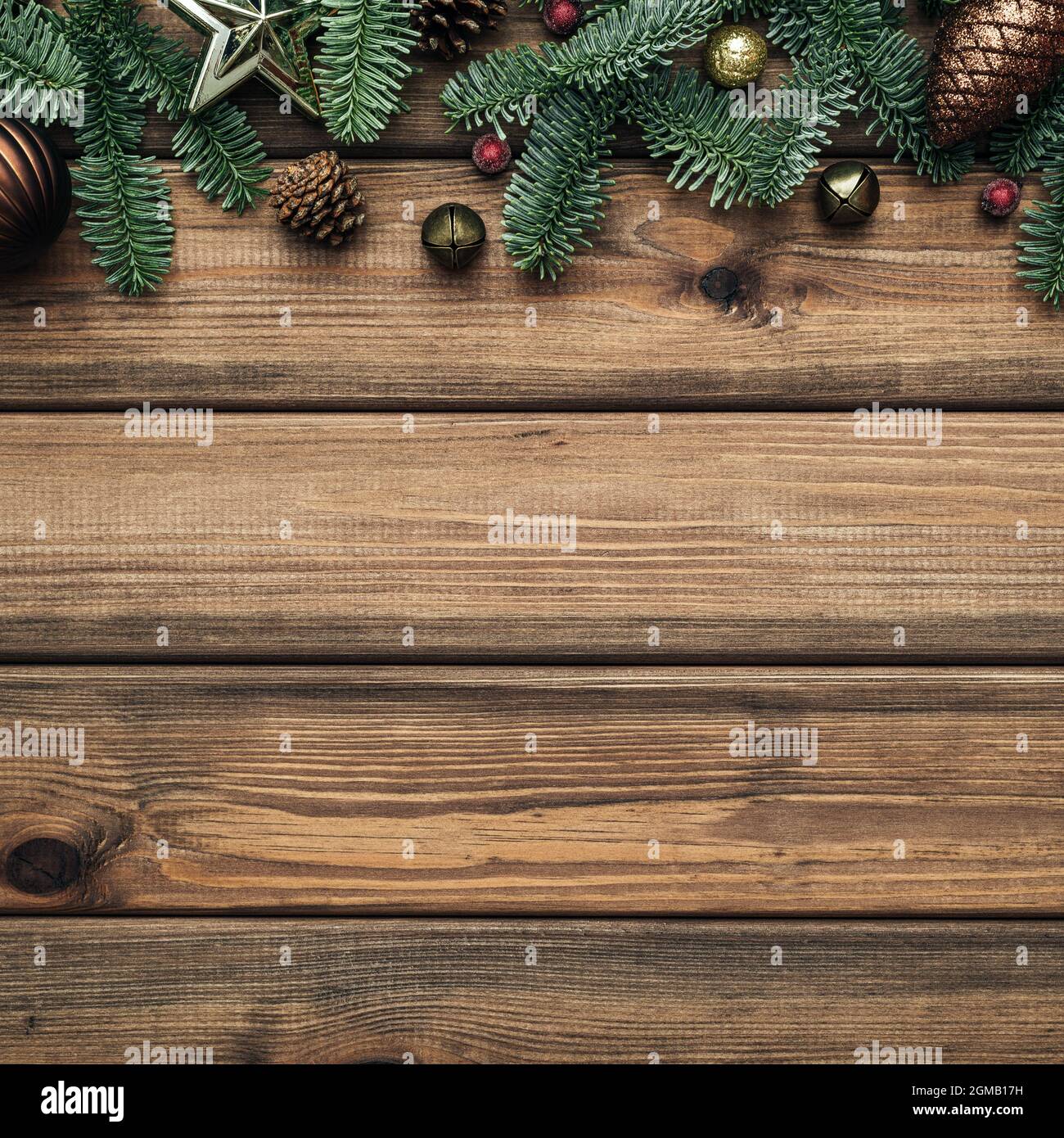 Sfondo natalizio con cornice di rami di abete e palle su sfondo di legno. Vuoto con un posto per il testo per la stagione delle feste Foto Stock